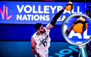 'Quái vật' bóng chuyền Amin Esmaeilnezhad tạo ra cú đập méo bóng, fan lo sợ đối thủ nhập viện