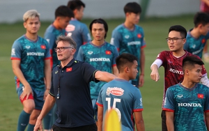 Việt Nam vs Hong Kong: Chờ ông Troussier dụng binh