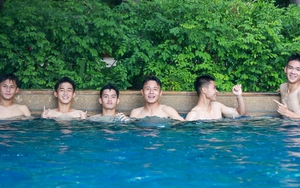 U17 Việt Nam thư giãn bên hồ bơi, khoe body ‘cực phẩm’ không thua kém các đàn anh ở tuyển