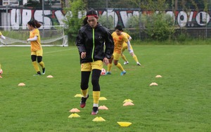 Huỳnh Như, Thanh Nhã ‘đội mưa’ tập luyện chờ ngày đấu U23 Ba Lan