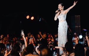 Lệ Quyên quyến rũ hát trên du thuyền