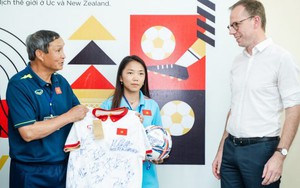 Tuyển nữ Việt Nam giao lưu tại sứ quán Đức trước ngày đi châu Âu tập huấn