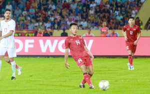 Thái Sơn ra mắt cực ấn tượng, thi đấu như người không phổi, xứng đáng kế tục Hùng Dũng ở ĐT Việt Nam