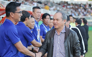 HLV Kiatisuk khổ sở với HAGL