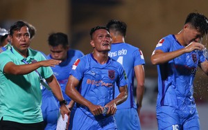 Cựu tuyển thủ Việt Nam ghi bàn sau 9 năm bị cấm thi đấu: Khi người đàn ông khóc…