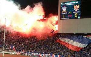 Bức xúc với CĐV đốt pháo sáng, Thái Lan nhờ cảnh sát can thiệp