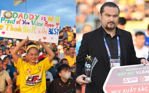 Tan chảy với hình ảnh con gái HLV Popov cầm biểu ngữ: ‘Bố là số 1. Thanh Hóa FC xuất sắc nhất’