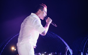 Ca sĩ Tuấn Hưng hát giữa vòng vây khán giả trên du thuyền ở vịnh Hạ Long