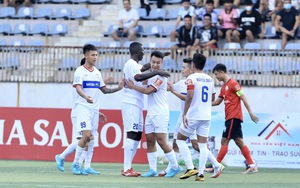 Siêu ngoại binh Pape Omar 'nổ súng' ngay trận ra mắt từ pha sút phạt đẳng cấp, Mobi FC đại thắng ở HPL vòng 1