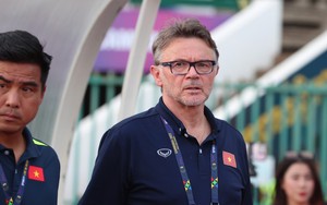 HLV Troussier cũng thật... khó lường!