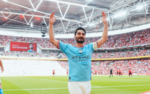 Độc Lạ cúp FA: Gundogan mang Cúp về Man City nhưng... không được trao huy chương