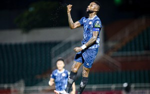 Hoàng Vũ Samson sút xa khó tin tung lưới SLNA, ghi bàn đẹp nhất vòng 11 V-League