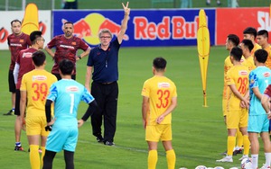 Tiêu chuẩn kỳ lạ của HLV Troussier