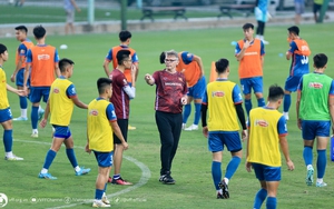 Tuyển thủ Việt Nam tăng tốc trước khi HLV Troussier tách nhóm, chọn quân đấu Hong Kong