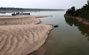 Hình ảnh mực nước sông Đà cạn kỷ lục