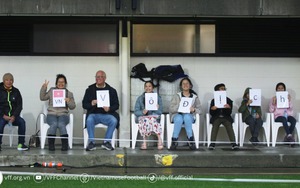 Tập dưới mưa lạnh, Thanh Nhã và đồng đội 'ấm lòng' trước cách cổ vũ siêu đáng yêu của các CĐV