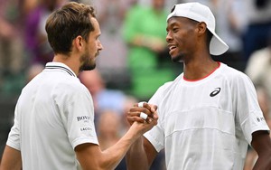 Kết quả Wimbledon hôm nay: Medvedev suýt thua tay vợt ngoài Top 40