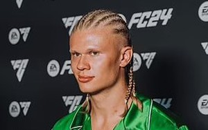 Haaland trình làng kiểu tóc mới, diện 'đồ ngủ' khi đi sự kiện ra mắt của EA Sports FC24