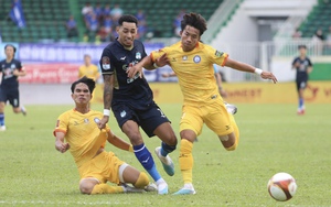 Tiền đạo HAGL bị la ó, HLV Kiatisuk vẫn bảo vệ học trò