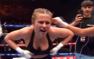 Đỏ mặt khi nữ võ sỹ lột áo 'đãi mắt' fan sau chiến thắng nghẹt thở