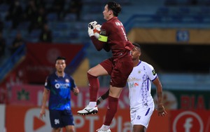 Thua ngược Hà Nội FC, HLV Đức Thắng nói điều bất ngờ về Văn Lâm