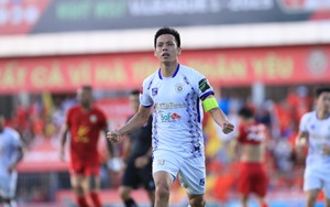 Vừa trở lại sau án phạt, Văn Quyết lập tức ghi bàn từ quyết định gây tranh cãi của trọng tài