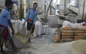 Người châu Á tại Mỹ xếp hàng mua gạo dự trữ