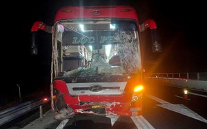 Hai xe khách va chạm trên cao tốc, 6 người bị thương