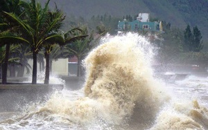 Bão Doksuri giật cấp 17 gây gió mạnh, sóng lớn trên biển Đông