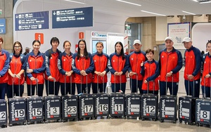 Tuyển bóng chuyền nữ Việt Nam bay gần 18 tiếng đến Pháp, Thanh Thúy hứa một điều khiến người hâm mộ vui mừng, yêu không tả xiết