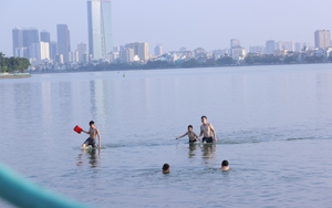 Người dân Thủ đô đổ xô ra Hồ Tây tắm 'giải nhiệt' vì nắng nóng