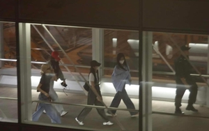 Blackpink đến Hà Nội lúc nửa đêm, hàng nghìn fan Việt đổ xô ra đón