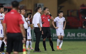 Trận đấu V-League không có VAR, trọng tài vẫn tạm dừng để hội ý trợ lý vì phản ứng của CĐV