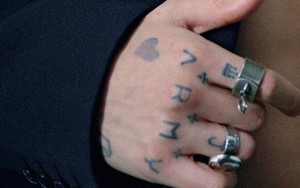 Hình ảnh quảng bá solo của Jungkook BTS xuất hiện khắp thế giới, điều gì đó 'bùng nổ'?