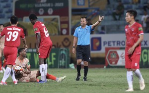 Trọng tài bỏ qua phạt đền ở trận CAHN và Hải Phòng