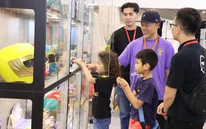 Nhạc sĩ Huy Tuấn ngạc nhiên trước những món đồ chơi mạ vàng giá hàng trăm triệu đồng