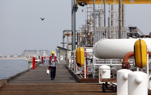 Giá dầu châu Á 'neo' gần mức cao nhất ba tháng qua