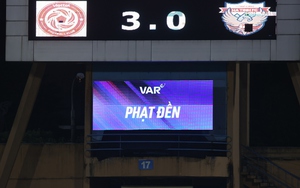 Thiếu VAR, trọng tài lại bị nhiều đội phản ứng quyết liệt