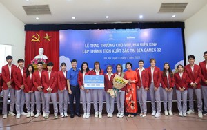Tặng thưởng cho VĐV, HLV điền kinh giành huy chương SEA Games 32