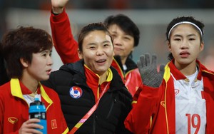 Thầy trò HLV Mai Đức Chung ngẩng cao đầu chào tạm biệt