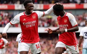 Saka vẽ siêu phẩm giúp Arsenal giành trọn 3 điểm ngày ra quân