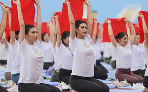Dàn Hoa hậu, Á hậu cùng 5.000 người đồng diễn yoga, xếp hình lá cờ Tổ quốc