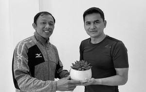 Từ Thái Lan, HLV Kiatisuk chia sẻ đầy xúc động về trợ lý Dương Minh Ninh, kể kỷ niệm đặc biệt giữa hai người
