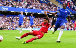 VAR từ chối 2 bàn thắng, Chelsea và Liverpool chia điểm trong trận ra quân Ngoại hạng Anh kịch tính