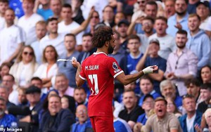 Salah bị chỉ trích vì tỏ thái độ, không bắt tay Klopp khi bị thay ra giữa chừng ở trận hòa Chelsea