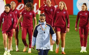 Cầu thủ nữ Tây Ban Nha phớt lờ HLV nhà khi ăn mừng, giật mình với sự thực khó tin ở phòng thay đồ đội tuyển
