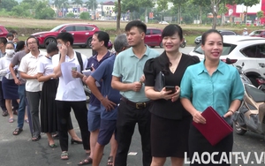 Khán giả xếp hàng từ 2h sáng, chờ mua vé xem VTV Cup tại Lào Cai