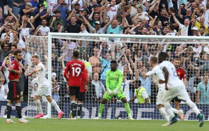 Sau khi bị VAR tước penalty, MU bất ngờ gục ngã trước Tottenham 