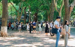 Con phố “hot” nhất Hà Nội khi sang thu: 1m2, 10 người đứng chụp ảnh