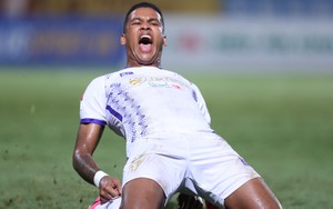 'Thợ săn siêu phẩm' đưa Hà Nội FC vượt CAHN lên đỉnh V-League 